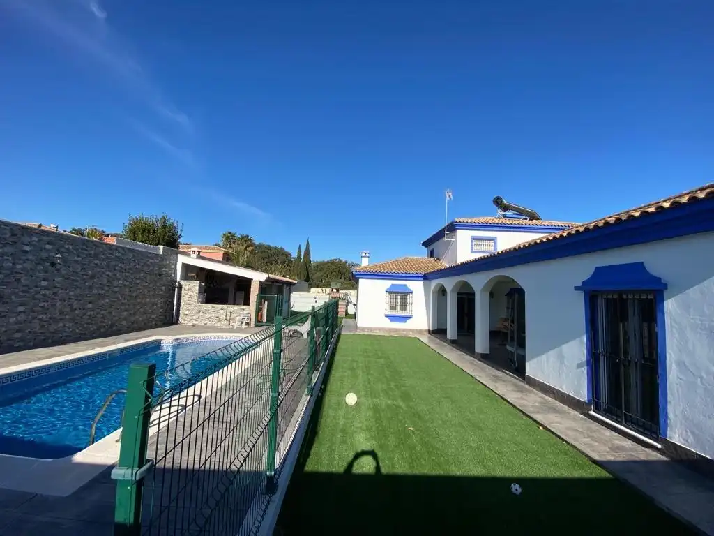 Vista exterior de Casa o xalet en venda en Los Barrios