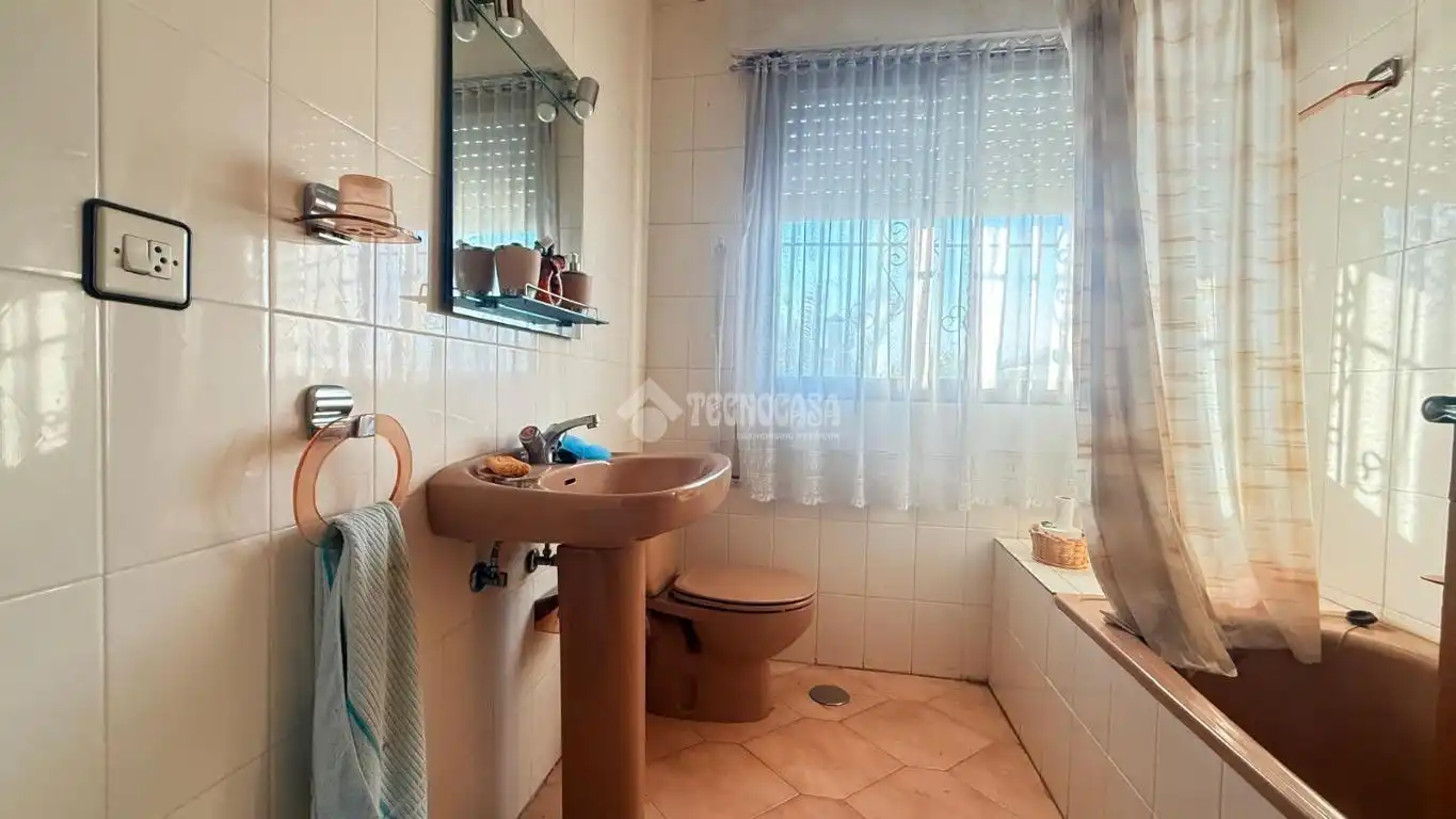 Baño de Casa adosada en venta en Camarena con Calefacción, Trastero y Piscina comunitaria