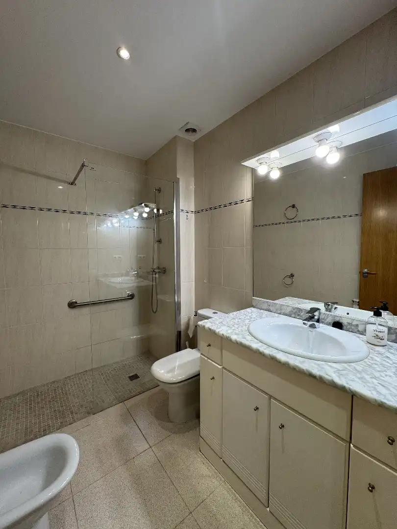 Baño de Piso de alquiler en Sabadell con Calefacción y Balcón