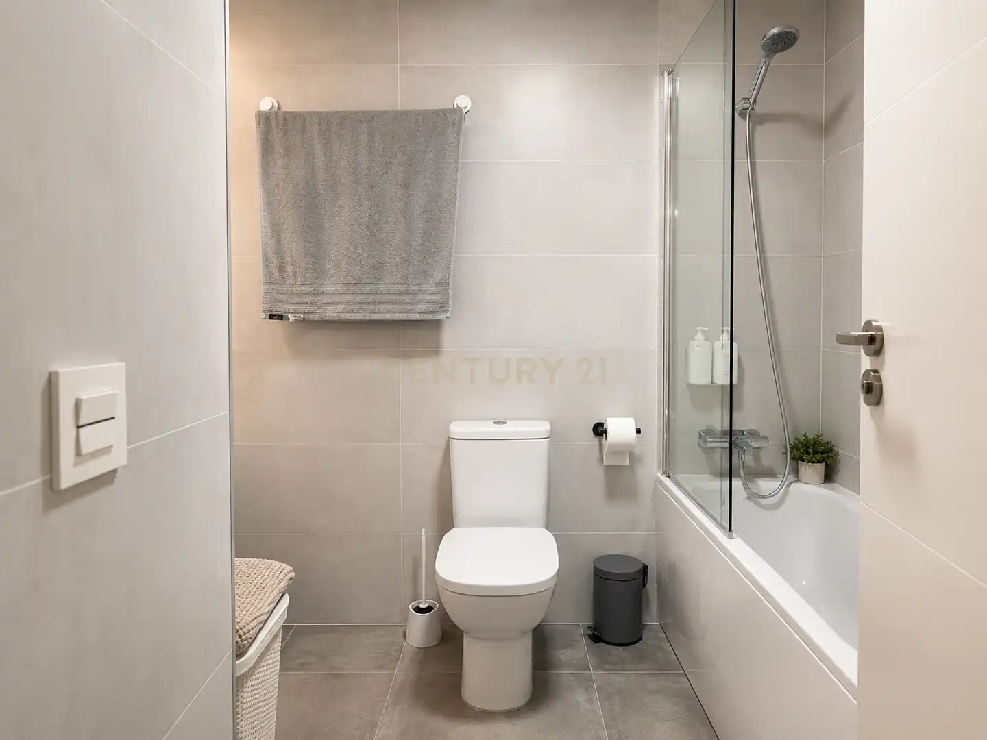 Badezimmer von Wohnungen zur Miete in Benalmádena mit Klimaanlage, Waschmaschine und Gemeinschaftspool