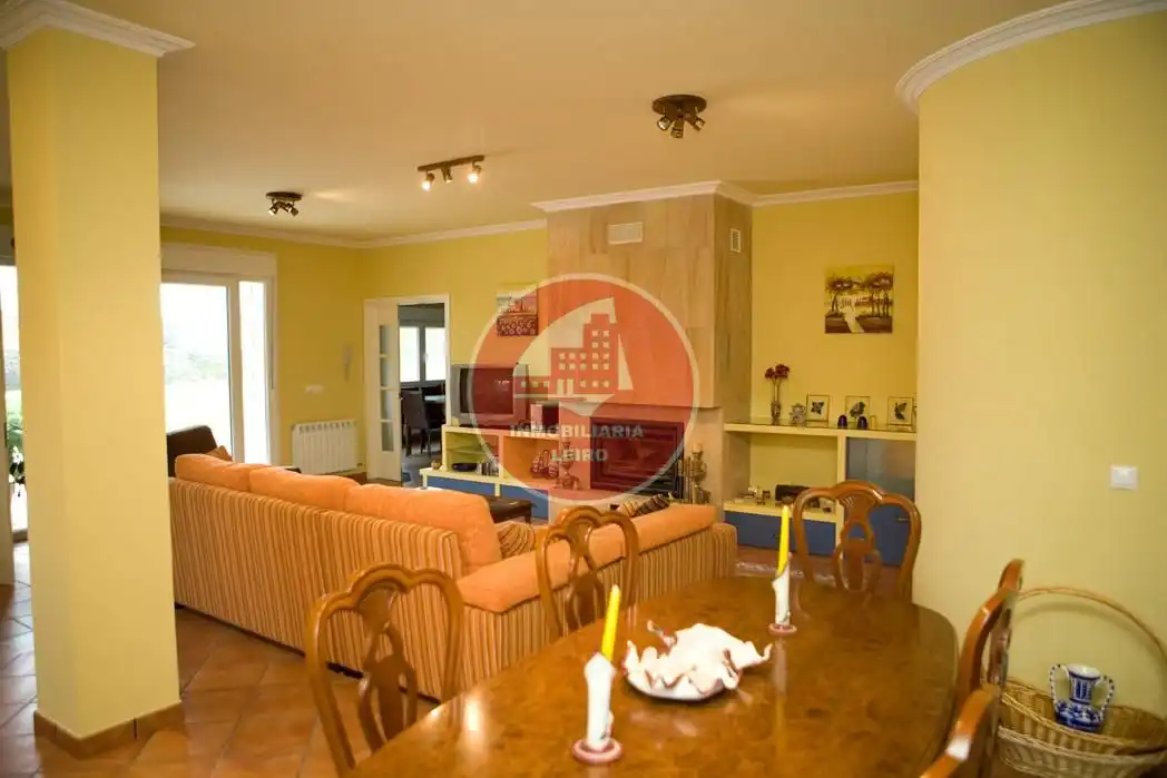Sala d'estar de Casa o xalet en venda en Pontevedra Capital  amb Jardí privat, Terrassa i Moblat