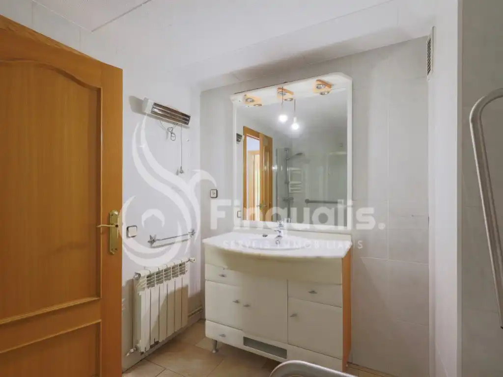 Bathroom of Flat for sale in Granollers