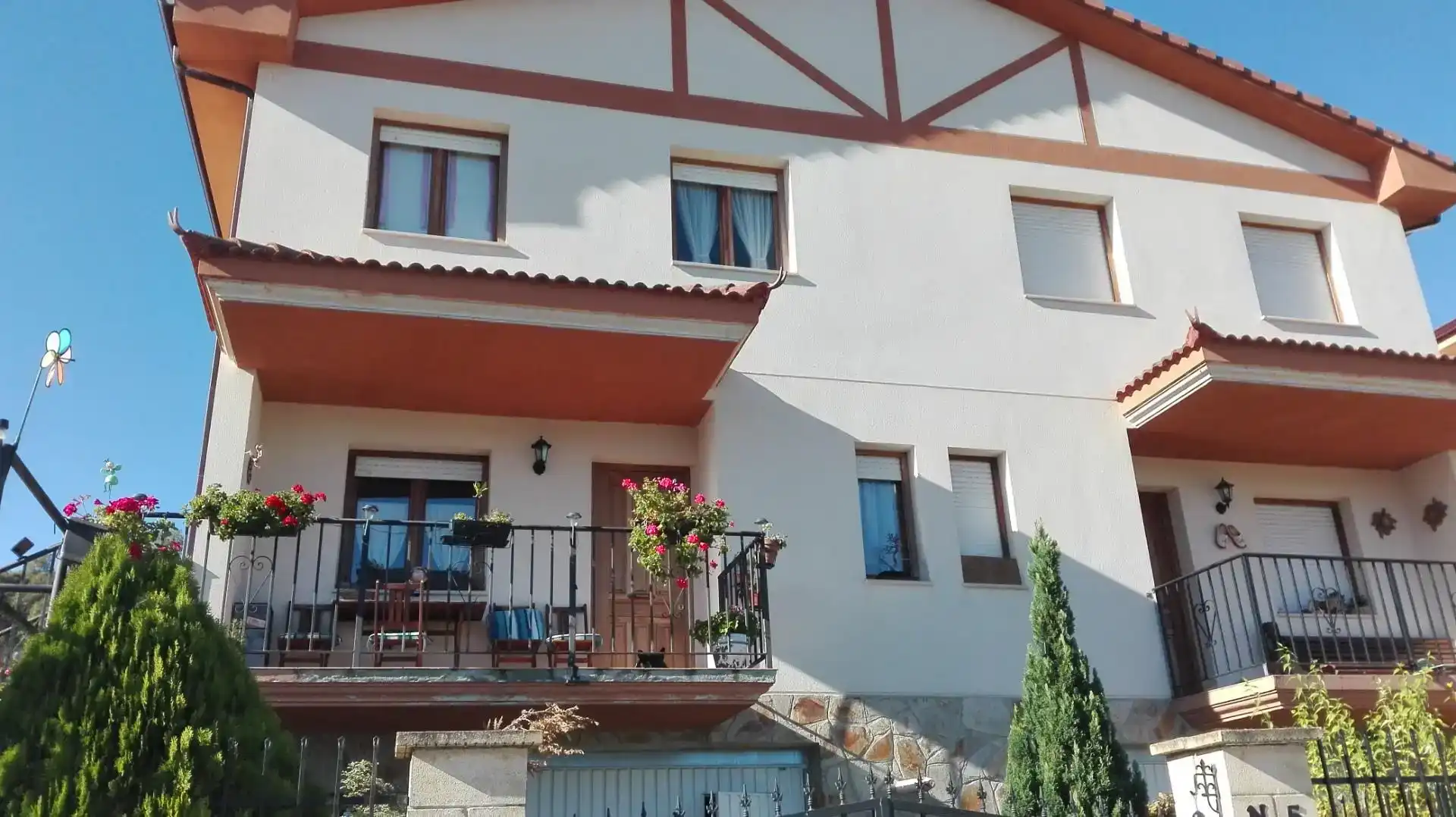 Vista exterior de Casa o xalet en venda en Frías amb Jardí privat, Traster i Moblat