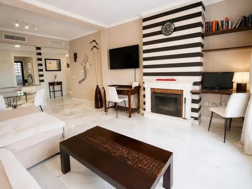 Sala d'estar de Apartament de lloguer en Estepona amb Aire condicionat, Terrassa i Piscina