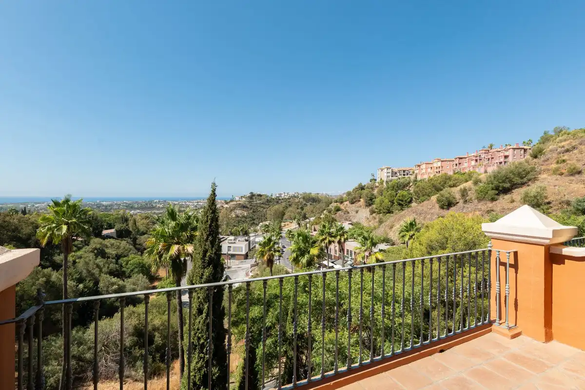 Vista exterior de Ático de alquiler en Estepona con Aire acondicionado, Jardín privado y Terraza