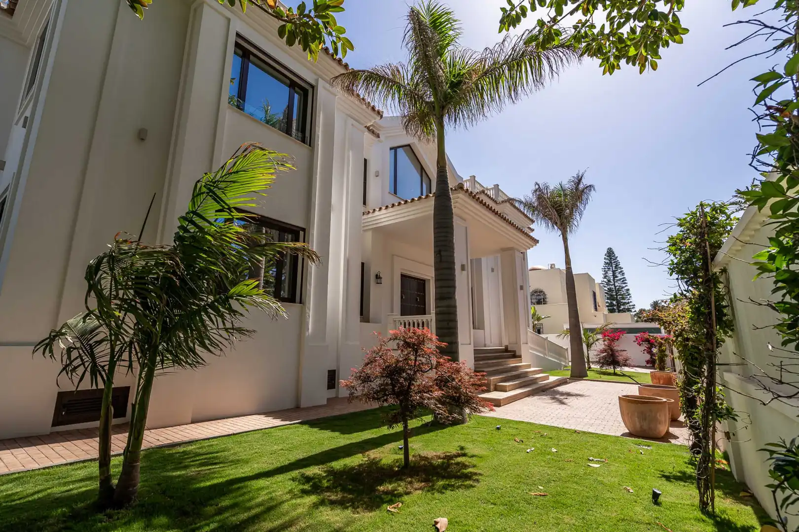 Vista exterior de Casa o xalet en venda en Estepona amb Aire condicionat, Jardí privat i Terrassa