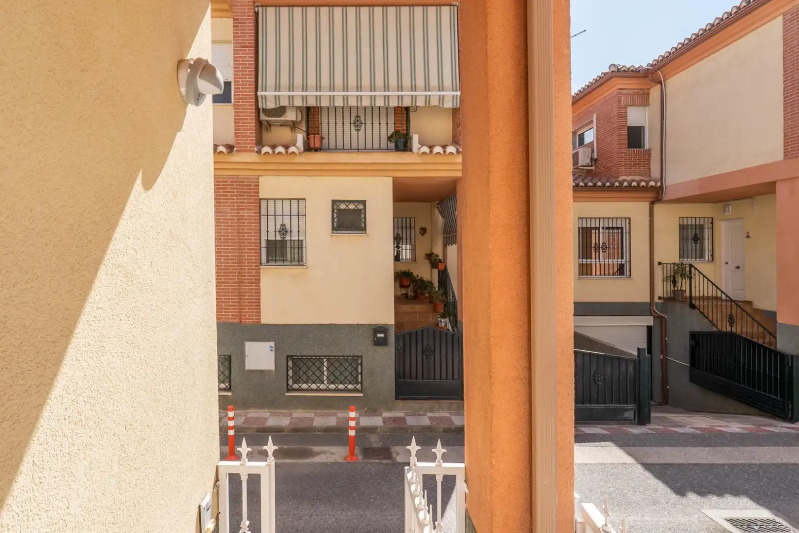 Vista exterior de Casa adosada en venda en Cájar amb Calefacció i Terrassa