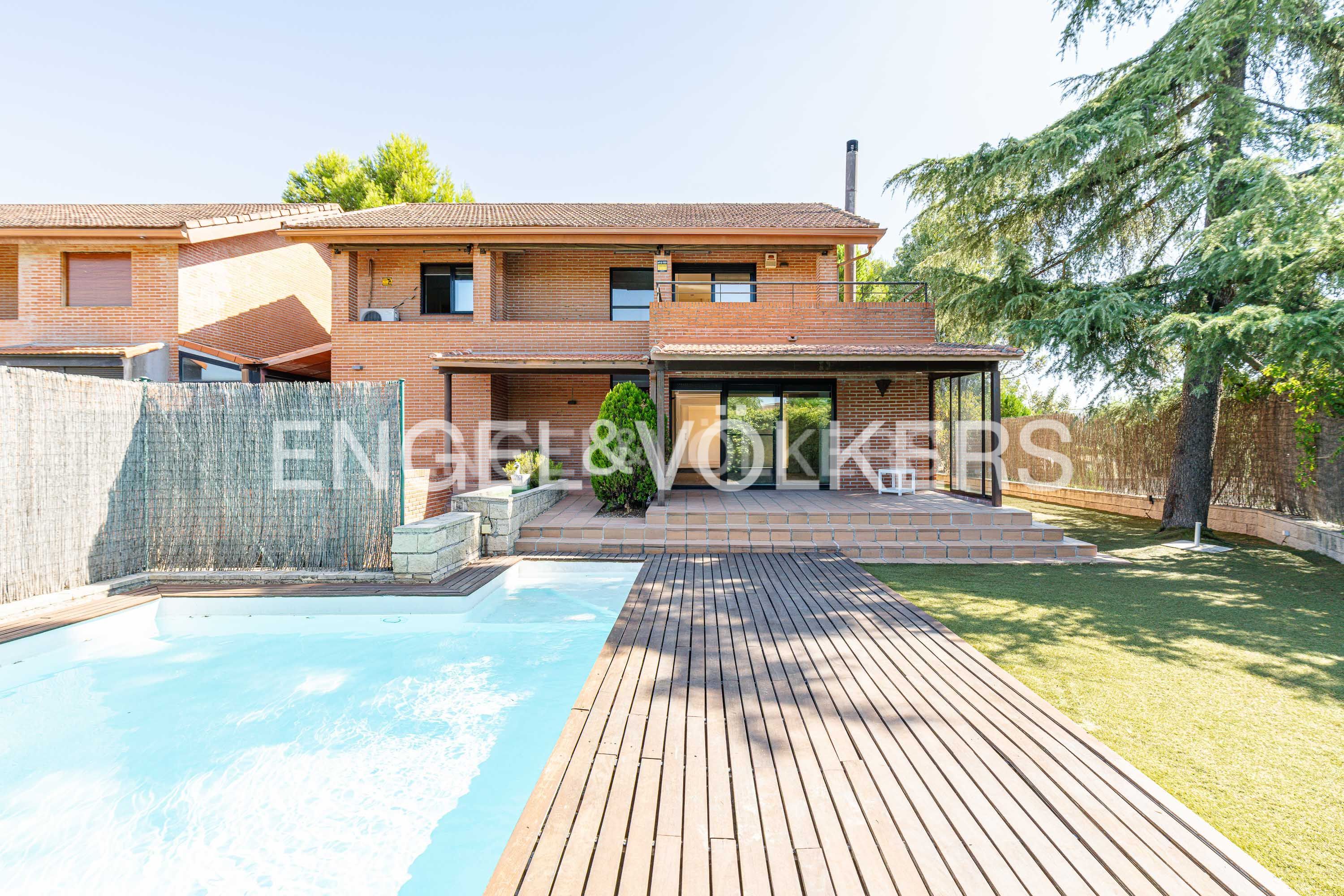 Exterior view of Single-family semi-detached to rent in Pozuelo de Alarcón  with Air Conditioner, Heating and Private garden