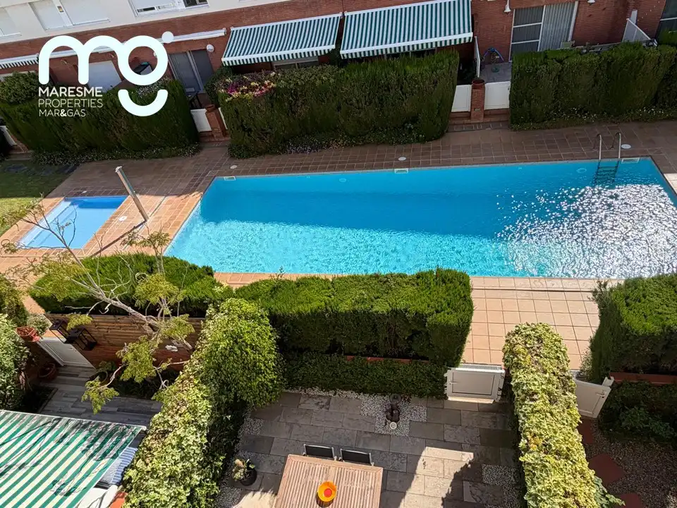 Piscina de Casa adosada en venta en Premià de Mar con Aire acondicionado, Calefacción y Jardín privado