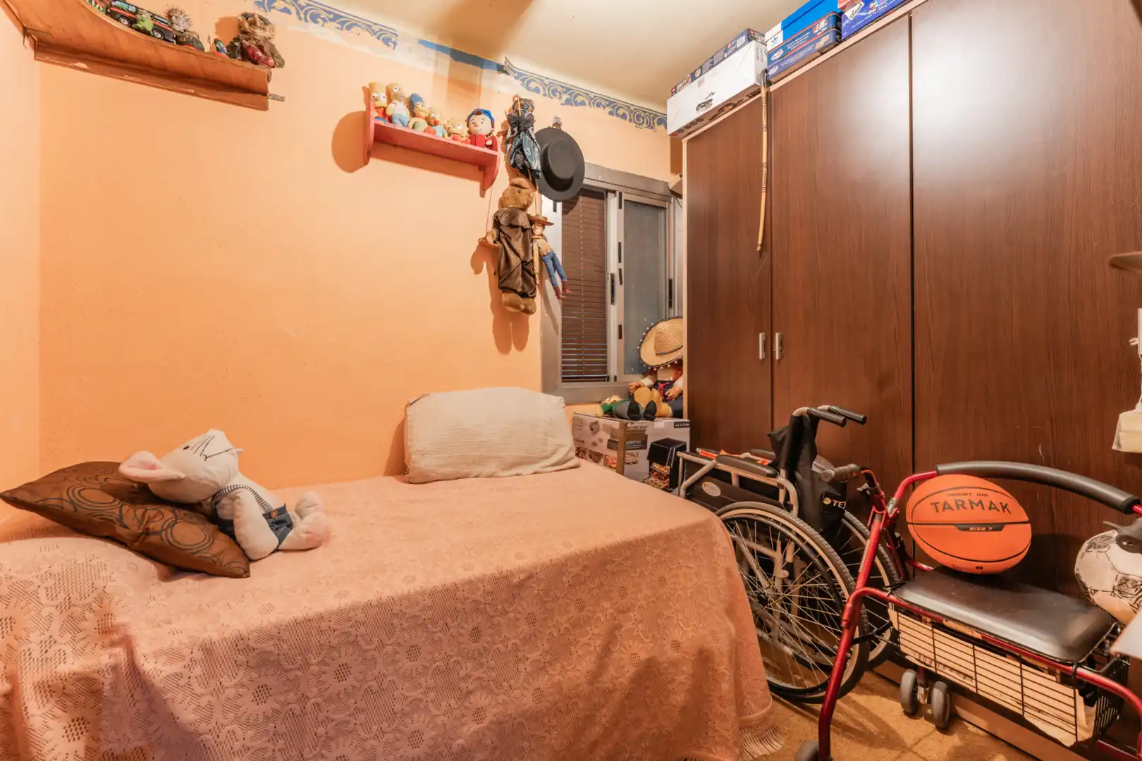 Habitación de Piso en venta en Badalona con Parquet y Balcón