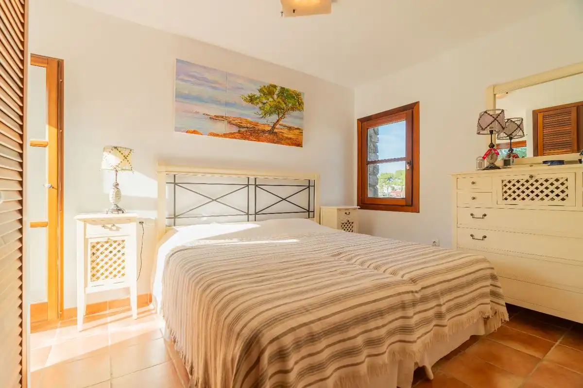 Schlafzimmer von Dachboden zum Verkauf in Santa Eulària des Riu mit Klimaanlage, Heizung und Schwimmbad