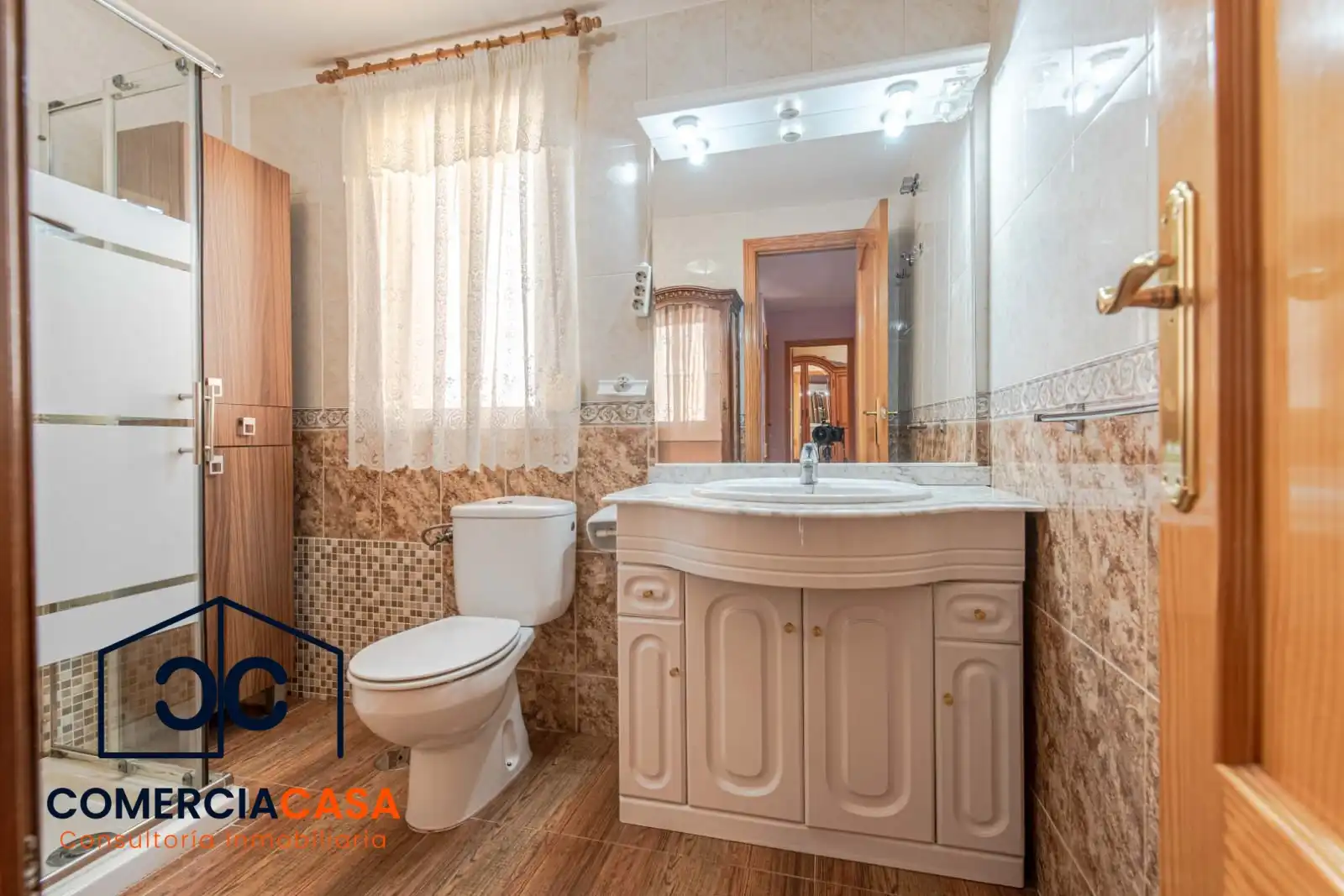 Baño de Casa adosada en venta en Las Gabias con Aire acondicionado, Calefacción y Terraza