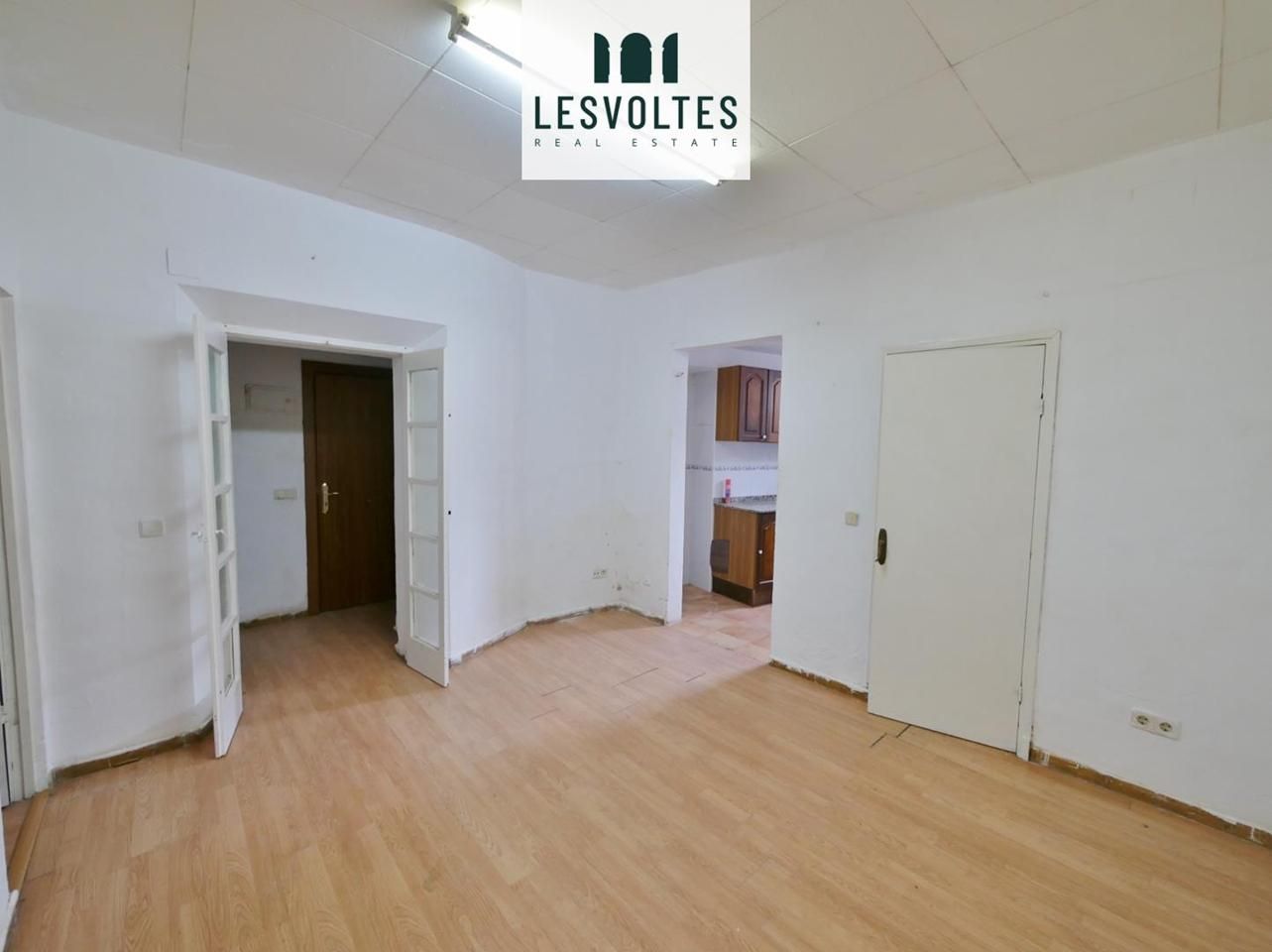 Sala de estar de Piso en venta en La Bisbal d'Empordà con Parquet y Balcón
