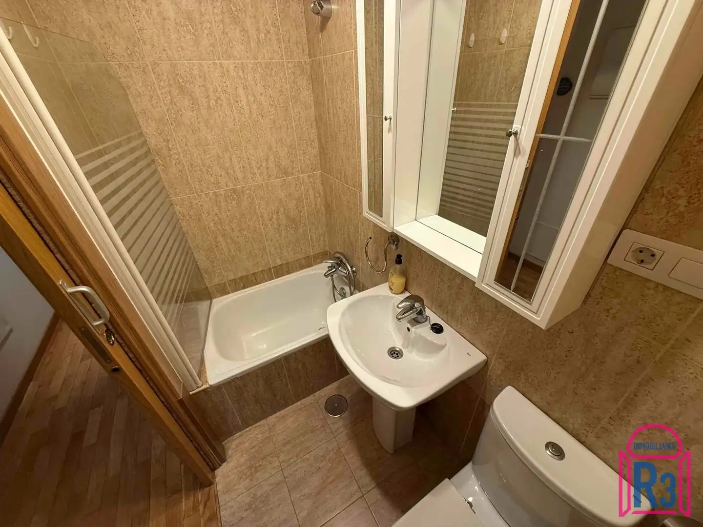 Baño de Apartamento en venta en León Capital  con Calefacción, Terraza y Trastero