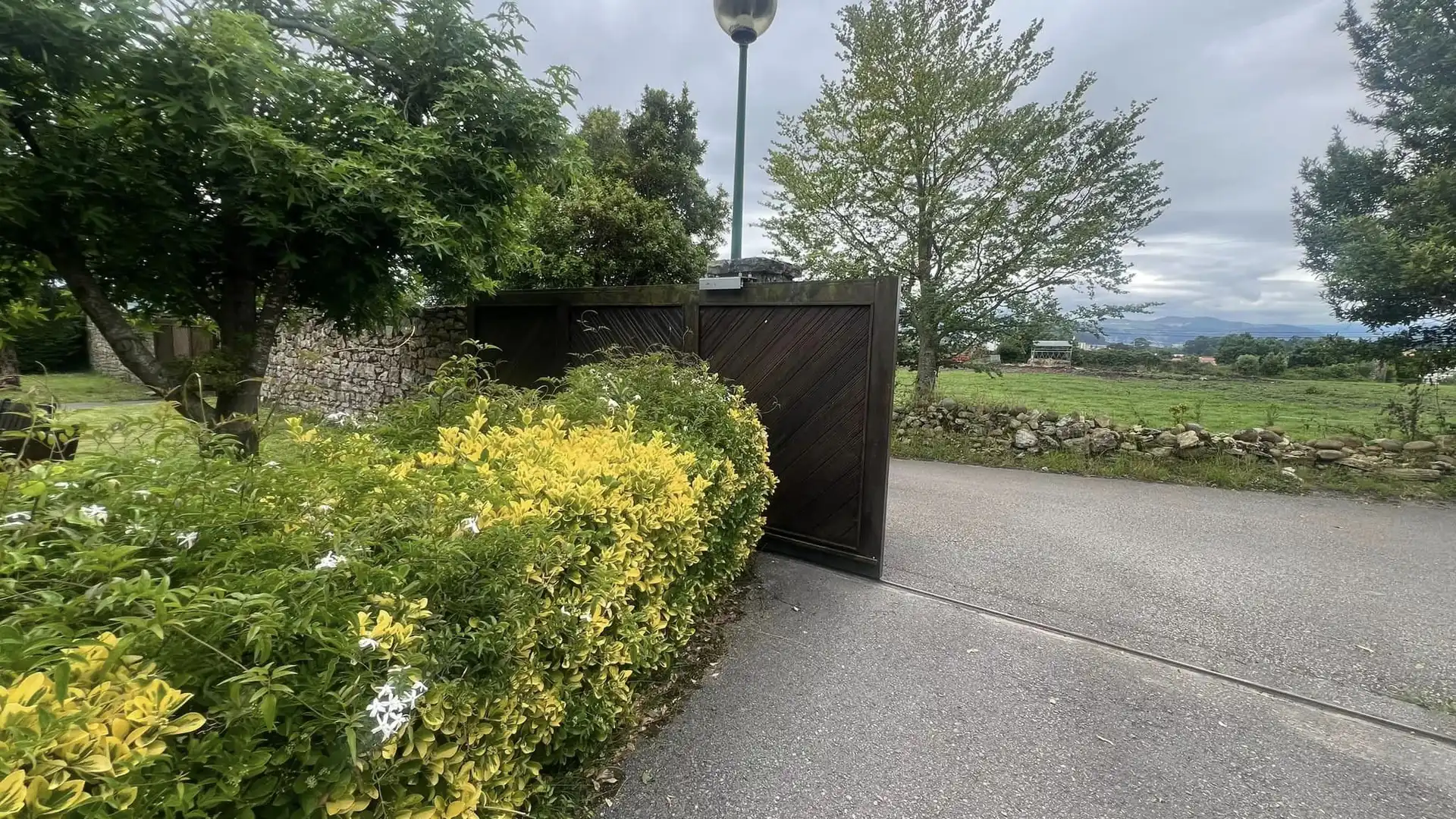 Außenansicht von Haus oder Chalet zum Verkauf in Suances mit Heizung, Privatgarten und Parkett