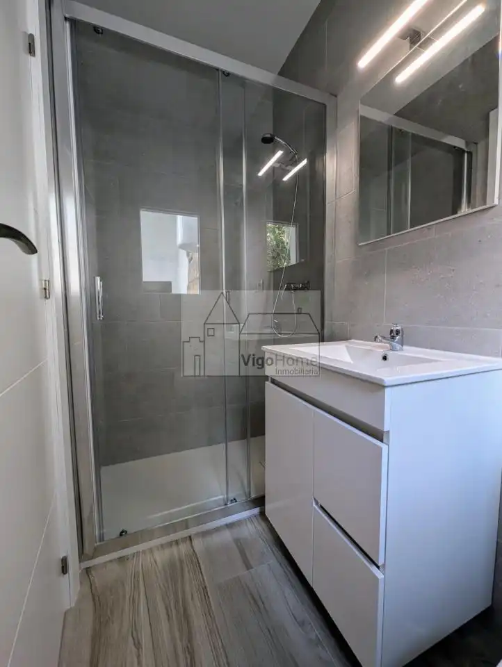 Bathroom of Flat for rent in Vigo   with Heating, Terrace and Storage room