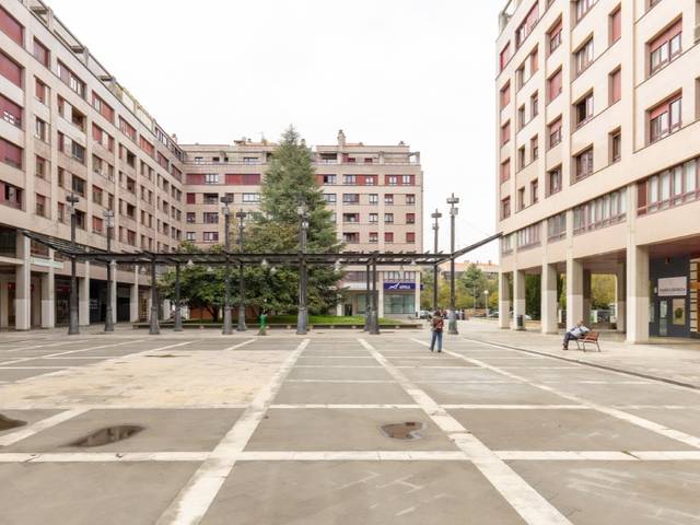Piso en Venta en Plaza Pintor Paret, 2 en Mendebaldea - Ermitagaña