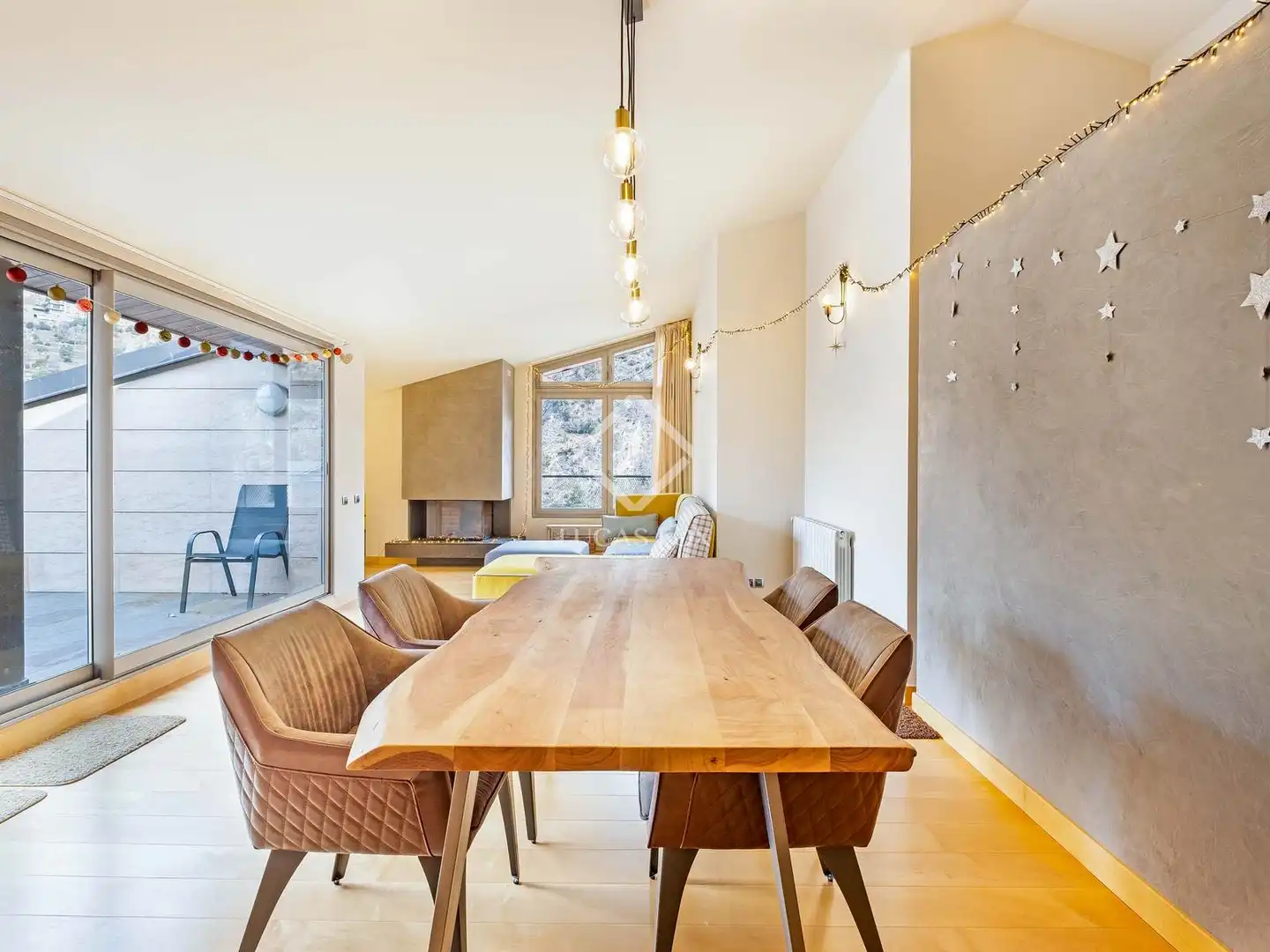 Esszimmer von Dachboden zum Verkauf in Escaldes – Engordany mit Klimaanlage, Heizung und Privatgarten