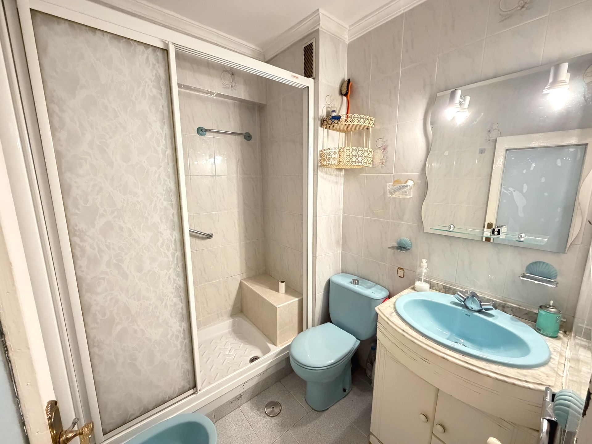 Bathroom of Flat for sale in  Madrid Capital