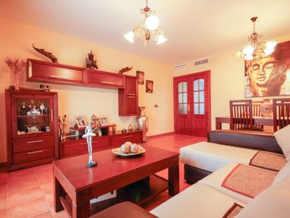 Sala d'estar de Casa adosada en venda en Coín