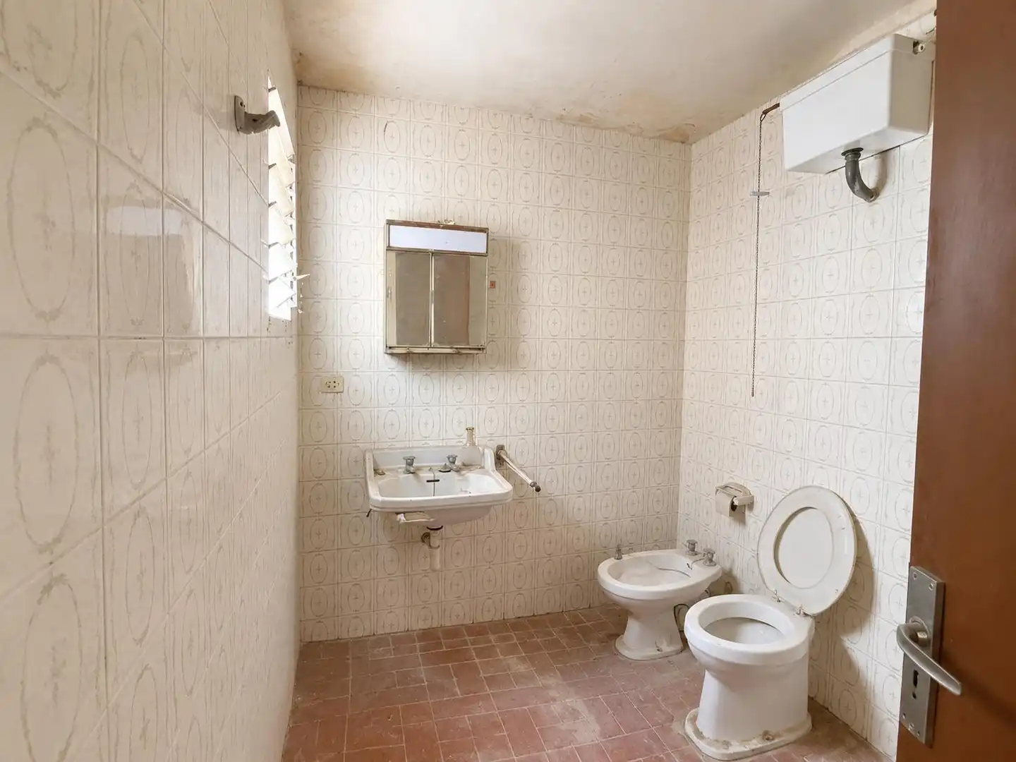 Badezimmer von Einfamilien-Reihenhaus zum Verkauf in Llucmajor mit Privatgarten und Balkon