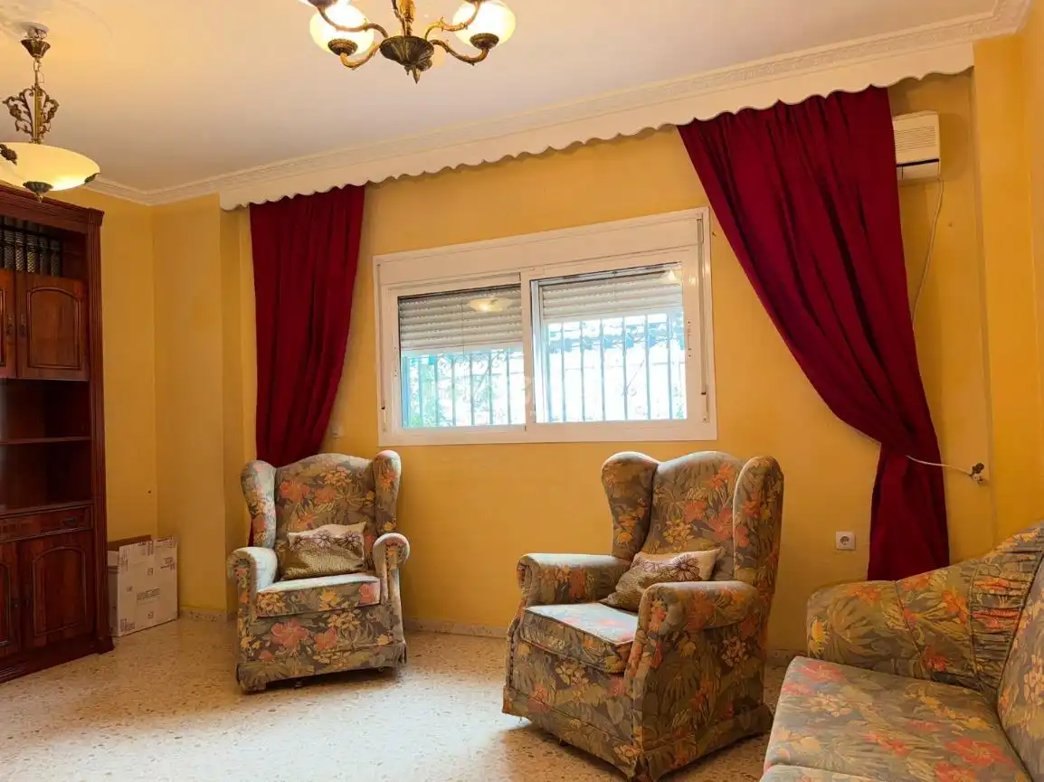 Sala de estar de Casa adosada en venta en Sevilla con Aire acondicionado y Alarma
