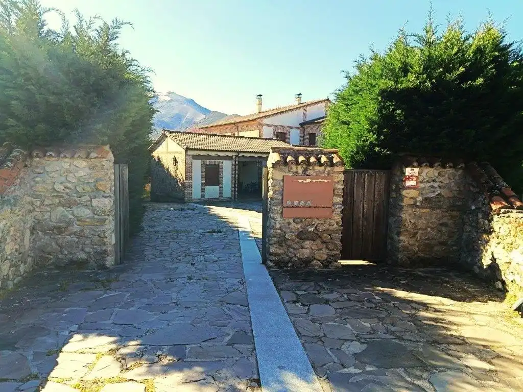 Exterior view of Buildings for sale in Navalonguilla