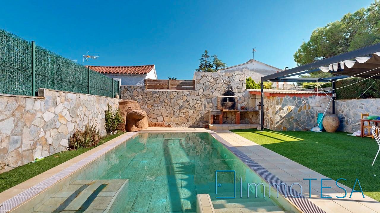 Piscina de Casa o xalet en venda en Barberà del Vallès amb Calefacció, Jardí privat i Parquet