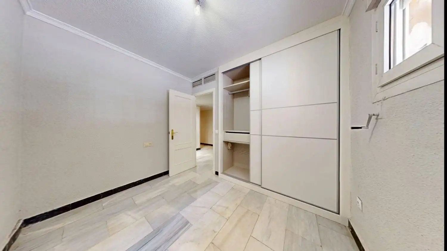Schlafzimmer von Wohnung zum Verkauf in San Juan de Aznalfarache mit Klimaanlage, Heizung und Abstellraum