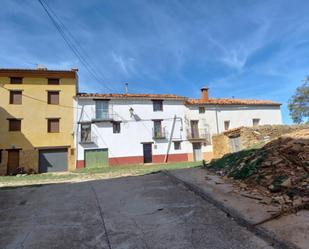 Vista exterior de Casa o xalet en venda en La Iglesuela del Cid amb Jardí privat