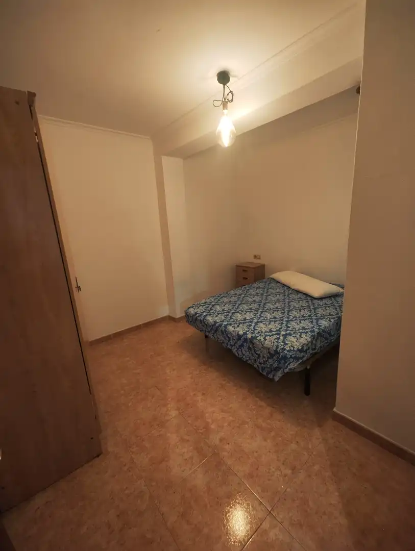 Dormitori de Apartament de lloguer en Santiago de Compostela  amb Calefacció, Parquet i Moblat