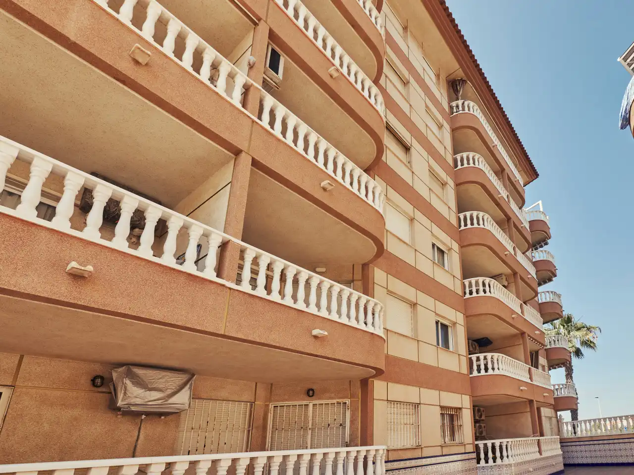 Außenansicht von Wohnungen zum Verkauf in Torrevieja mit Klimaanlage, Heizung und Terrasse
