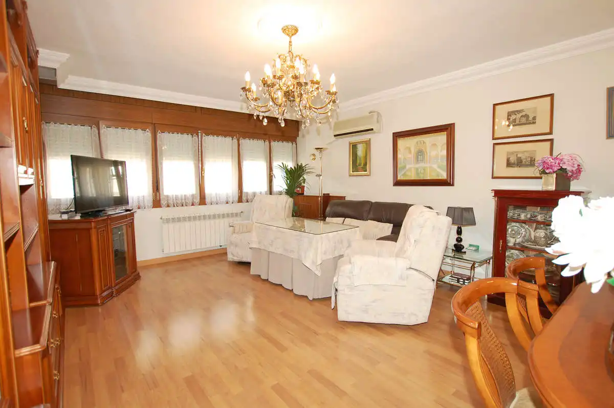 Sala d'estar de Pis en venda en Granada amb Traster i Balcó