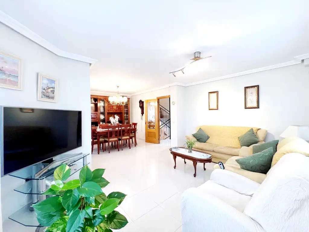 Sala d'estar de Casa o xalet en venda en Alcalá de Henares amb Aire condicionat, Calefacció i Jardí privat