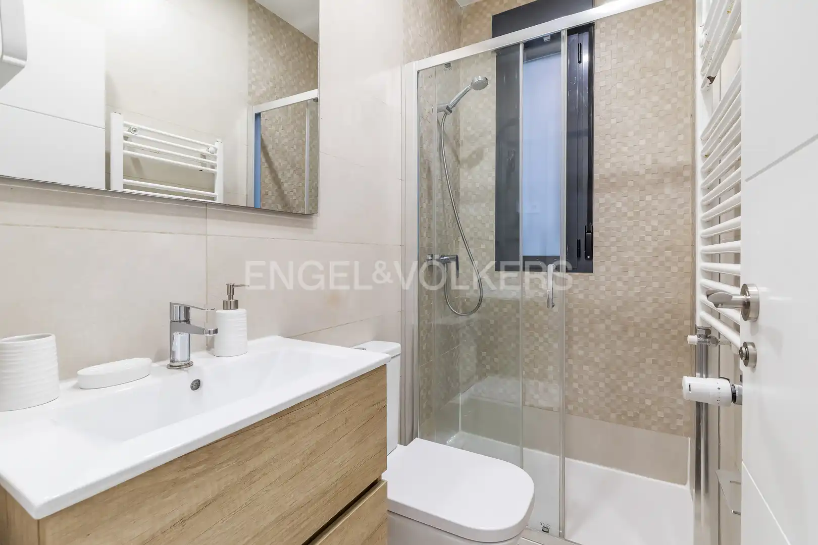Bany de Apartament de lloguer en Madrid amb Aire condicionat, Calefacció i Moblat