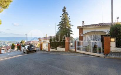 Vista exterior de Casa o xalet en venda en Alella amb Calefacció, Jardí privat i Terrassa