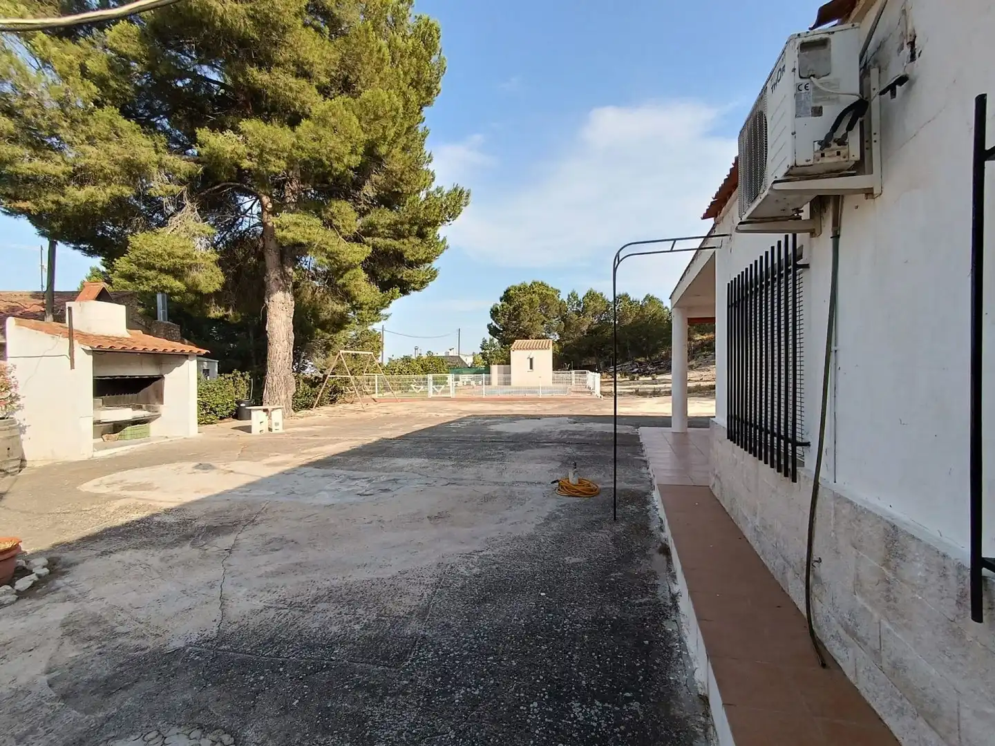 Vista exterior de Casa o xalet en venda en Yecla amb Aire condicionat, Jardí privat i Terrassa