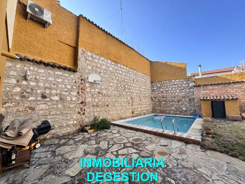 Piscina de Casa adosada en venda en Linares amb Aire condicionat, Calefacció i Jardí privat
