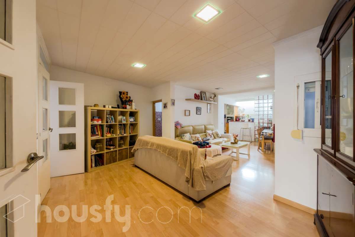 Sala d'estar de Casa o xalet en venda en  Barcelona Capital amb Parquet, Terrassa i Traster