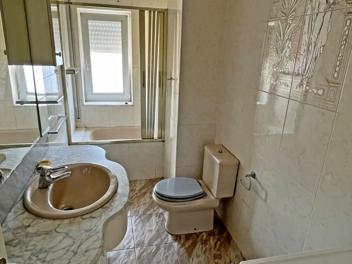 Baño de Piso en venta en Los Corrales de Buelna  con Calefacción