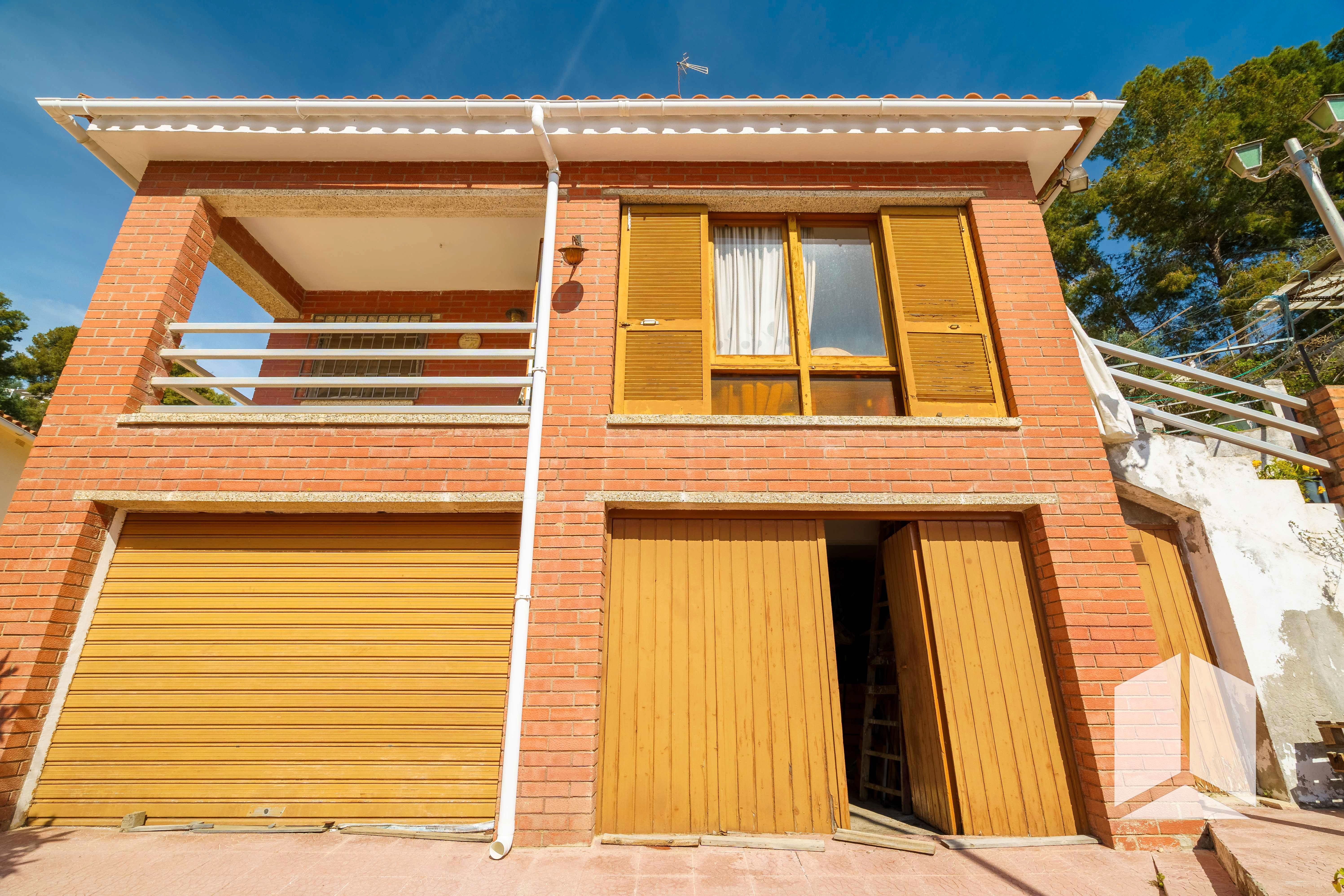 Exterior view of Houses for sale in La Bisbal del Penedès  with Storage room and Balcony