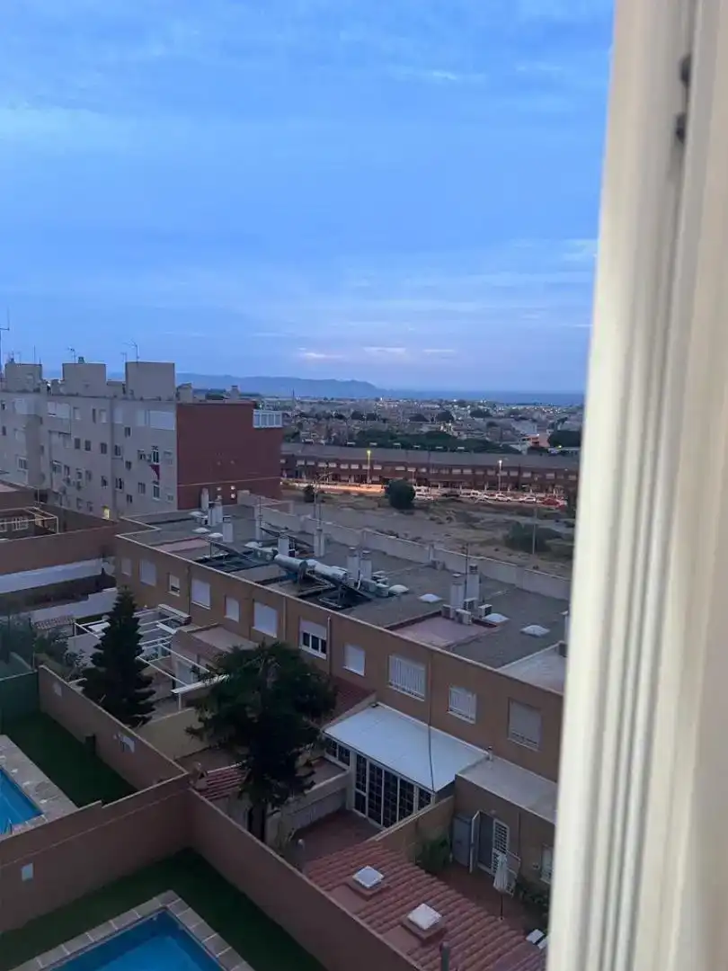 Vista exterior de Pis en venda en Almería amb Aire condicionat, Jardí privat i Parquet
