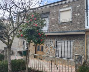 Vista exterior de Casa o xalet en venda en Cabañas Raras amb Calefacció, Jardí privat i Terrassa