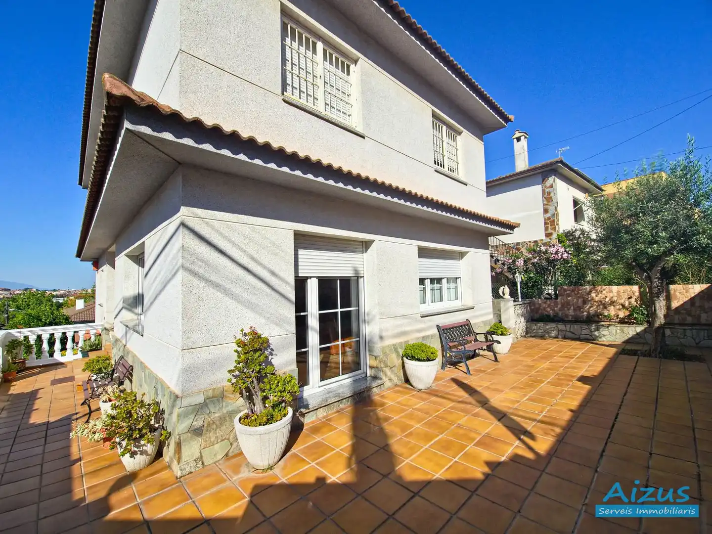 Vista exterior de Casa o xalet en venda en Cerdanyola del Vallès amb Aire condicionat, Calefacció i Jardí privat