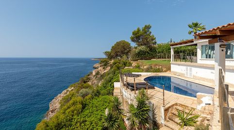 Exclusiva villa con vistas al mar y licencia de vacaciones en primera línea de mar de Cala Pi