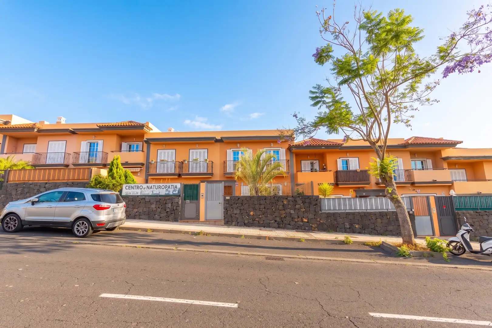 Außenansicht von Einfamilien-Reihenhaus zum Verkauf in Puerto de la Cruz mit Klimaanlage, Heizung und Privatgarten