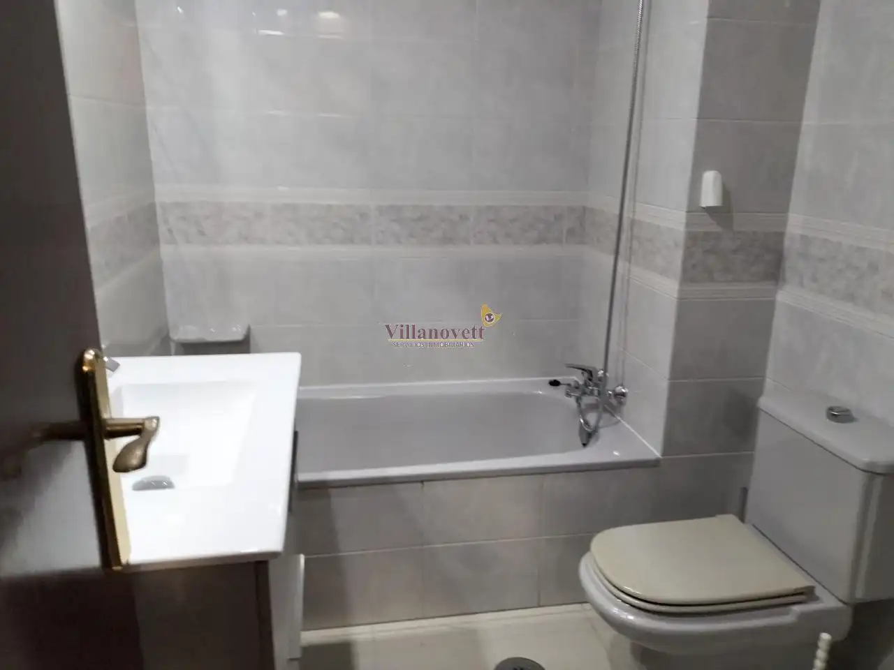 Baño de Piso de alquiler en Vigo  con Calefacción, Parquet y Trastero