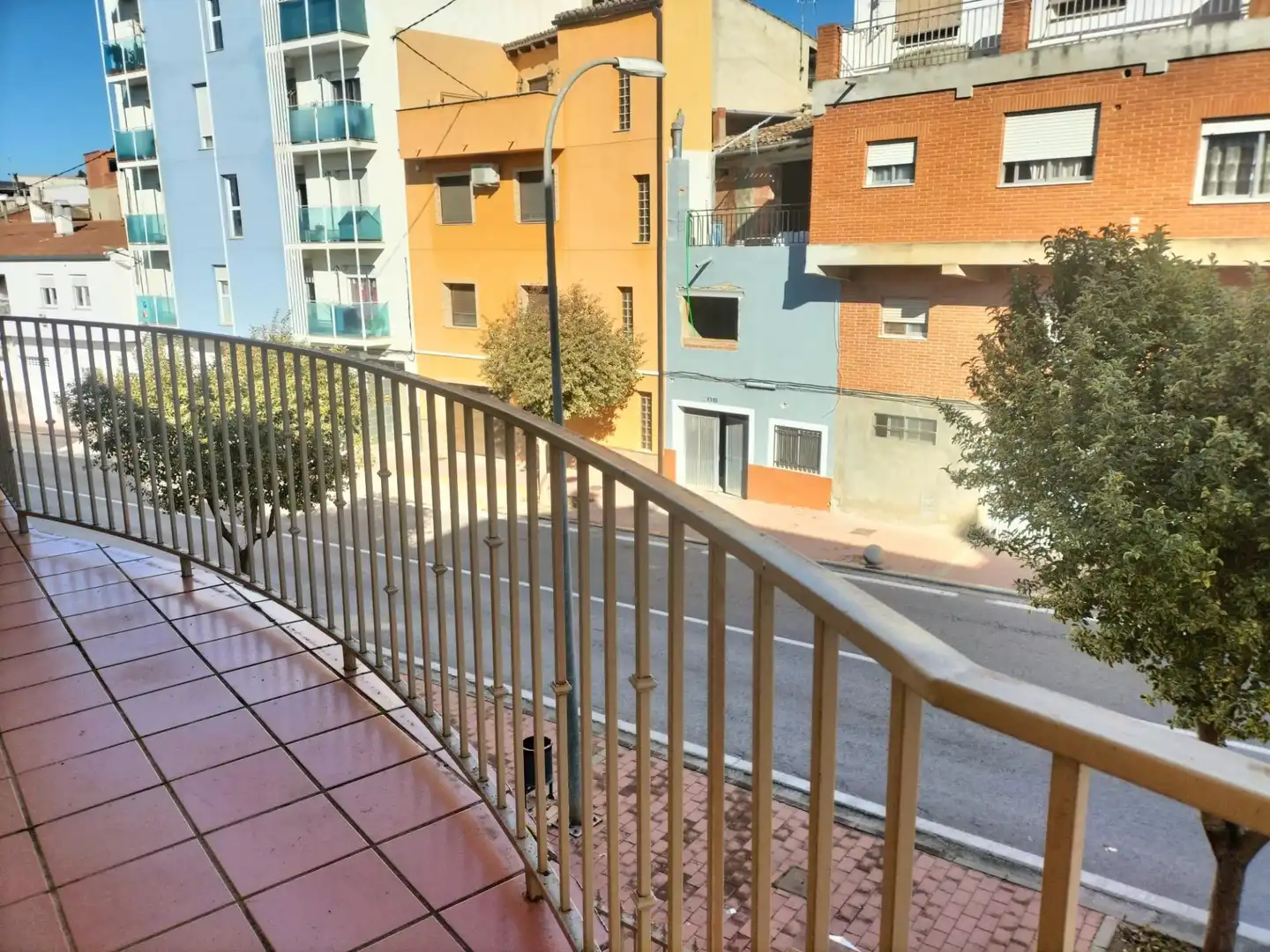 Vista exterior de Casa adosada en venda en Navarrés amb Aire condicionat i Terrassa