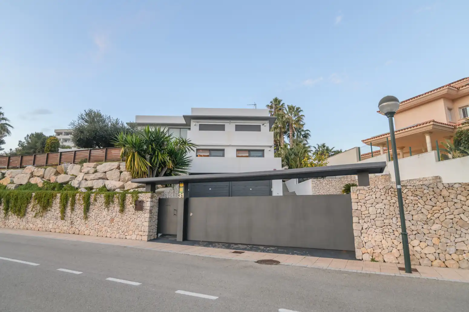 Vista exterior de Casa o xalet en venda en Sitges amb Terrassa, Traster i Piscina