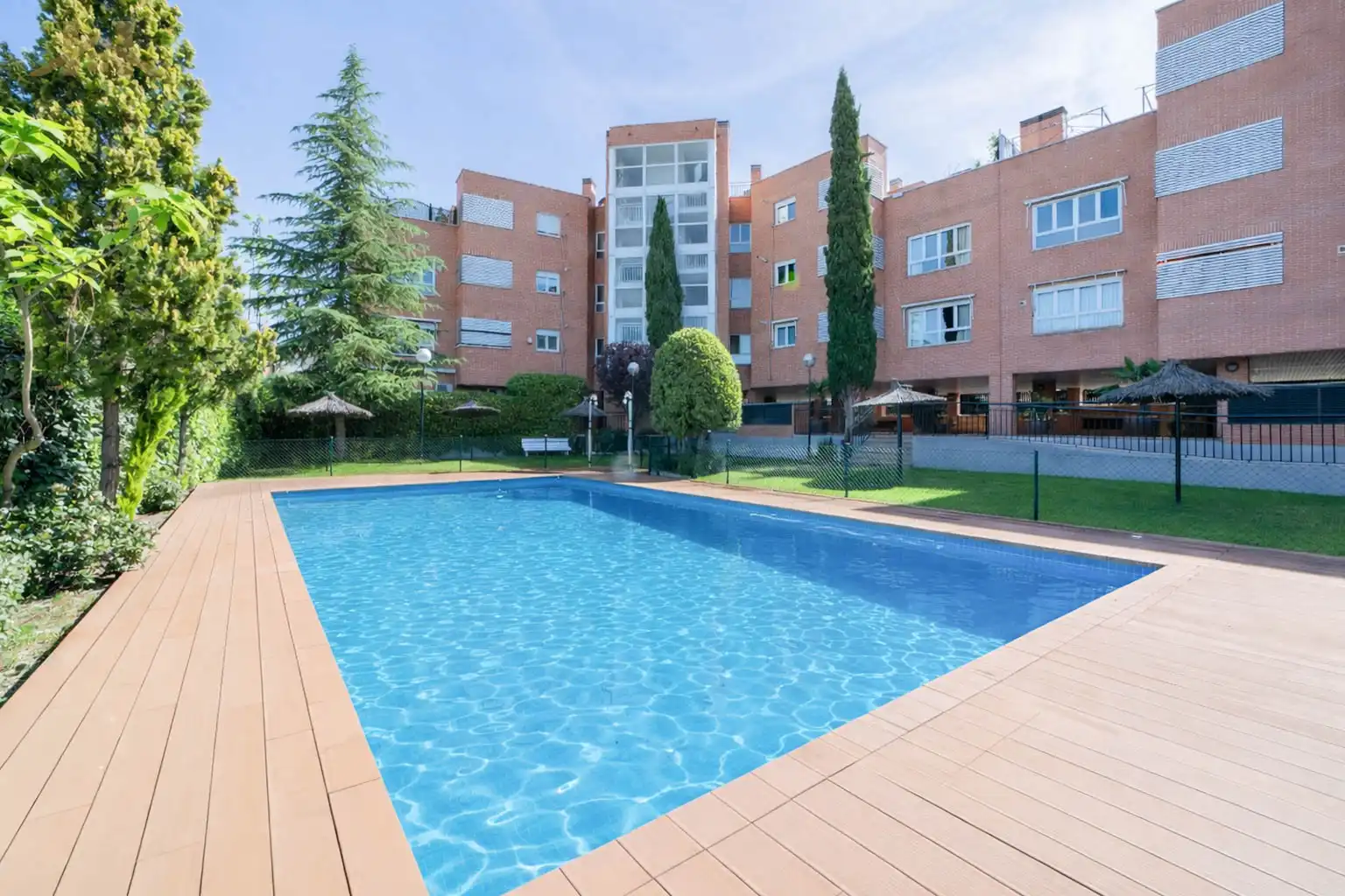 Schwimmbecken von Wohnung zum Verkauf in Madrid mit Klimaanlage, Heizung und Parkett